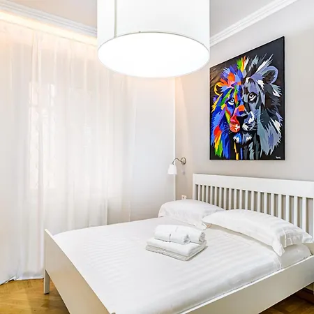 Lion Aparts * روما